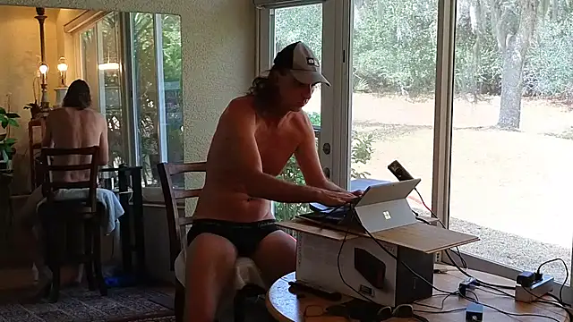 eliberator1777: διαδικτυακό σόου στην κάμερα