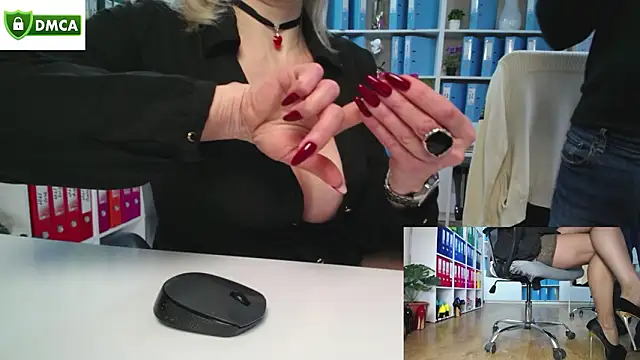 secret-office: διαδικτυακό σόου στην κάμερα