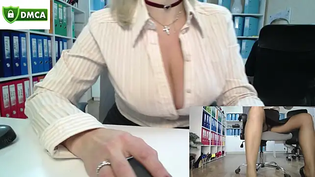 Show modela secret-office na web-kameri