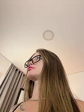 Chatroom XXX en direct de roxie_gates_