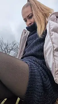 Risky_julia2330: διαδικτυακό σόου στην κάμερα