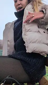 Risky_julia2330: διαδικτυακό σόου στην κάμερα