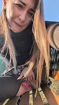 Risky_julia2330 Webcam show