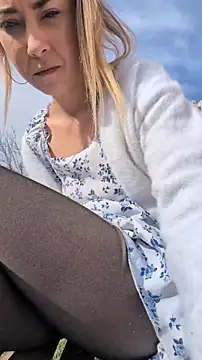 Risky_julia2330 webcam show