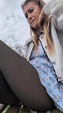 Risky_girl23_'s Webcam Show