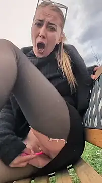 Risky_girl23_'s Webcam Show