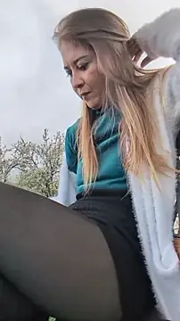 Risky_girl23_'s Webcam Show