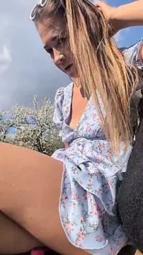 Risky_girl23_'s Webcam Show