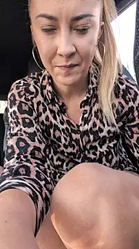 Risky_girl23_'s Webcam Show