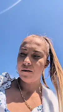 Risky_girl23_'s Webcam Show