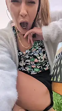 Risky_girl23_'s Webcam Show