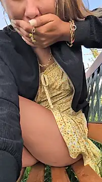 Risky_girl23_'s Webcam Show