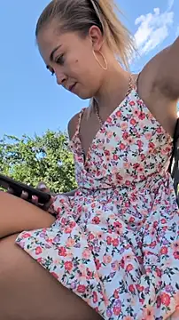 Risky_girl23_'s Webcam Show