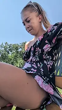 Risky_girl23_'s Webcam Show
