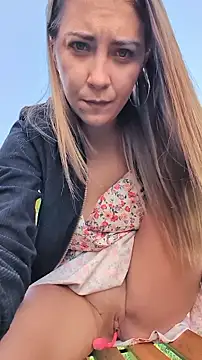 Risky_girl23_'s Webcam Show
