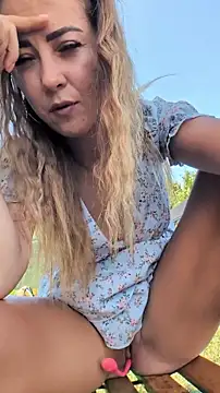 Risky_girl23_'s Webcam Show