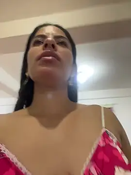 LIllyGreenEyes Show in webcam