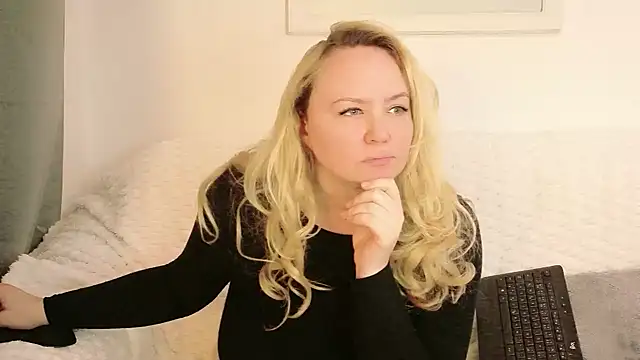 Sarah4you's Webcam Show