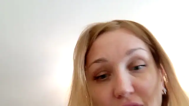 Živá chatovací místnost Precious_Crystal