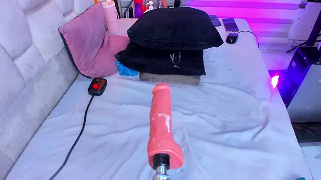 bigass_monic's Webcam Show