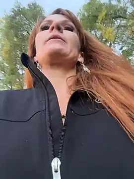 skarrrlettt: διαδικτυακό σόου στην κάμερα