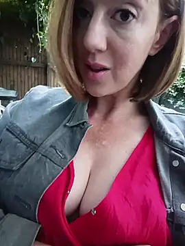 TopsyWilde Show in webcam
