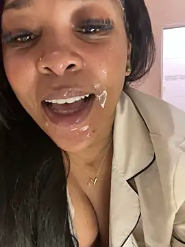 sexyTHANDO: διαδικτυακό σόου στην κάμερα