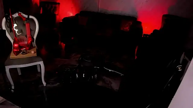 Pokazy przed kamerką – FinDomGod