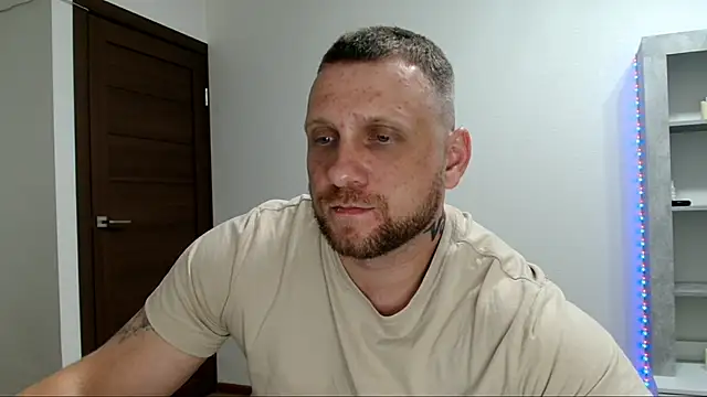 Show modela B-L-O-N-D na web-kameri