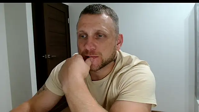 Show modela B-L-O-N-D na web-kameri