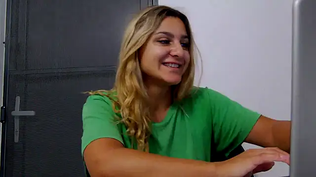NicolePlay's Live XXX Chat