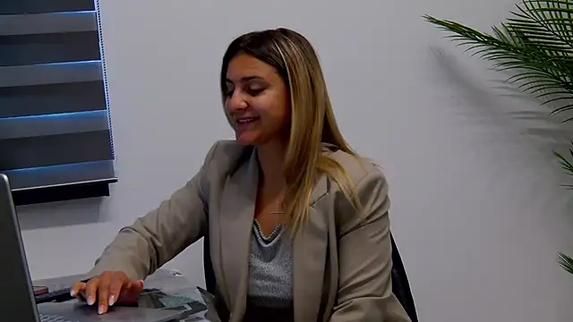 צ'אט XXX בשידור חי של NicolePlay