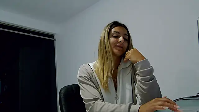 NicolePlay Show in webcam