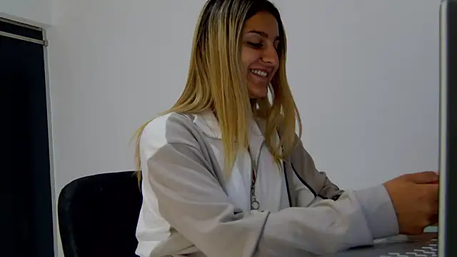NicolePlay's Live XXX Chat
