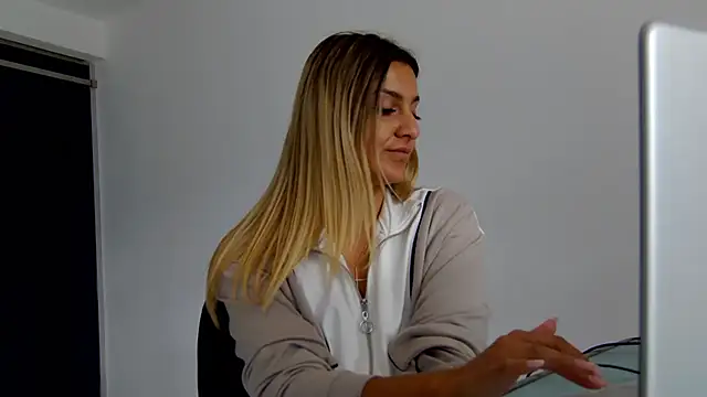 Chat +18 de NicolePlay ao vivo