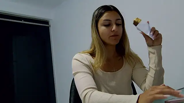 צ'אט XXX בשידור חי של NicolePlay