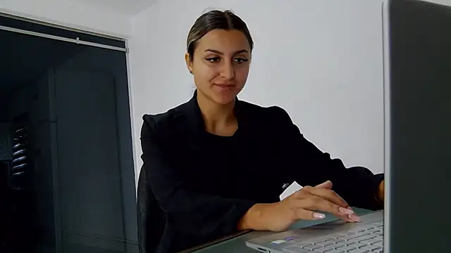 הופעת וובקאם של NicolePlay