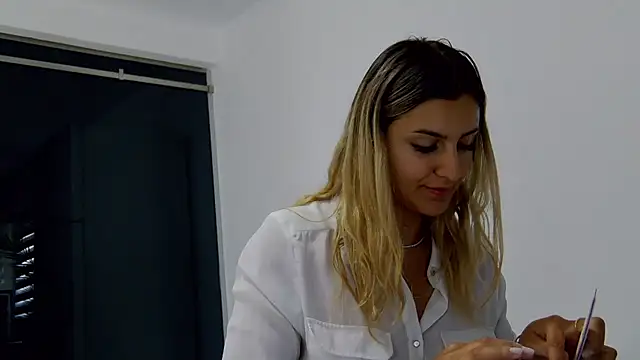 הופעת וובקאם של NicolePlay