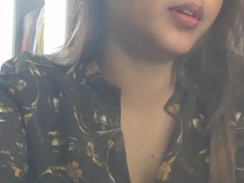 NancyRuvi Show in webcam