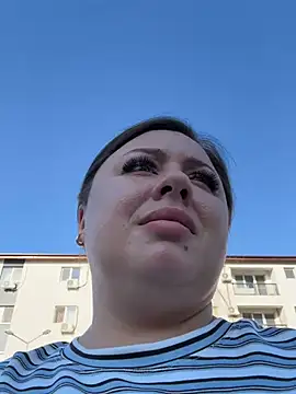 Sara_Hug Show Webcam