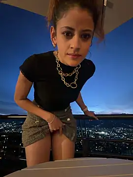 alana15 Adlı Modelin Canlı XXX Sohbeti