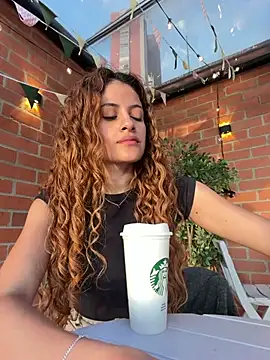 alana15: διαδικτυακό σόου στην κάμερα