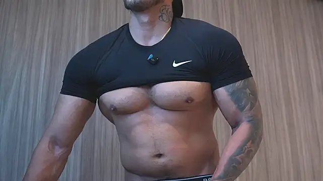 Show modela eros-steel na web-kameri
