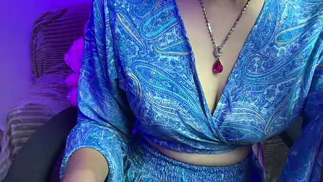 QueenAngelena Adlı Modelin Canlı XXX Sohbeti