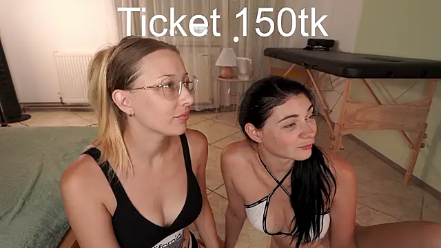 foxeslovefoxes' Webcam Show