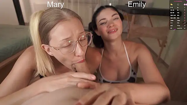 foxeslovefoxes' Live XXX Chat