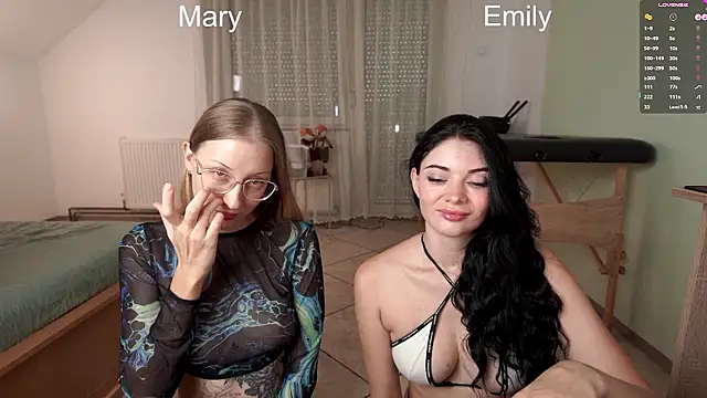 foxeslovefoxes Show Webcam