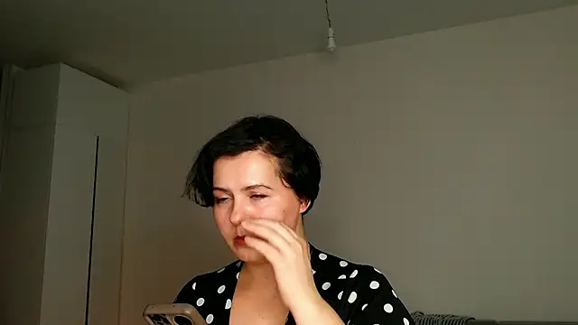 M1ssShyMira's Webcam Show