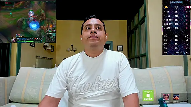brad_latino Show in webcam