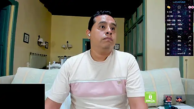 brad_latino Show in webcam